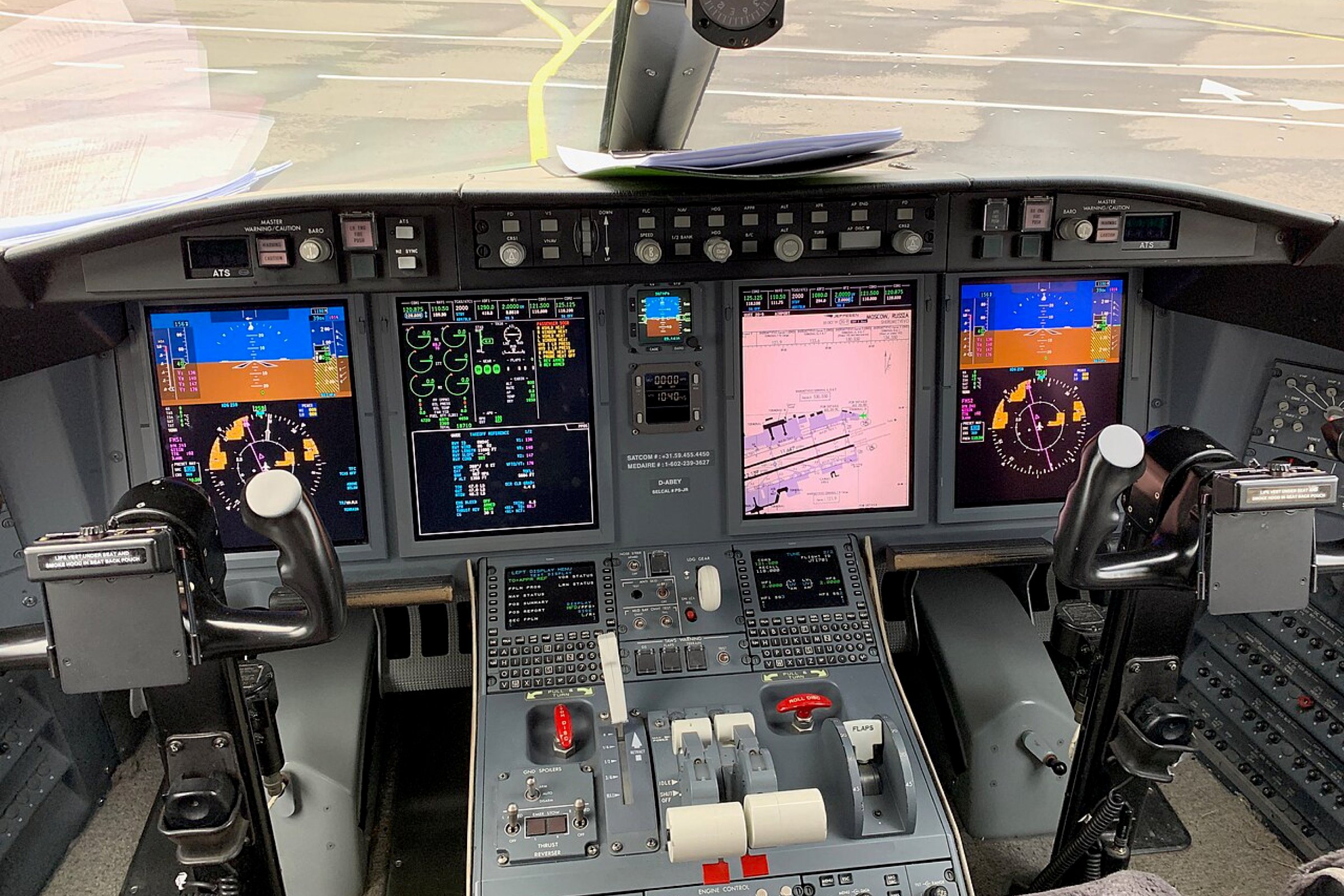 Bombardier Challenger 350, cockpit photo