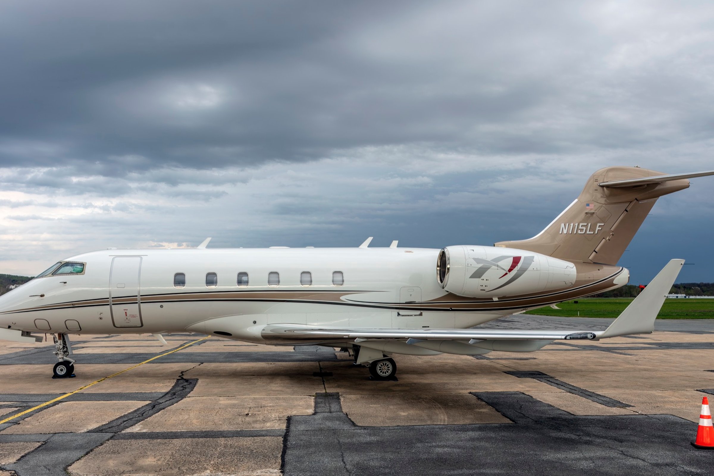 Bombardier Challenger 300, exterior photo